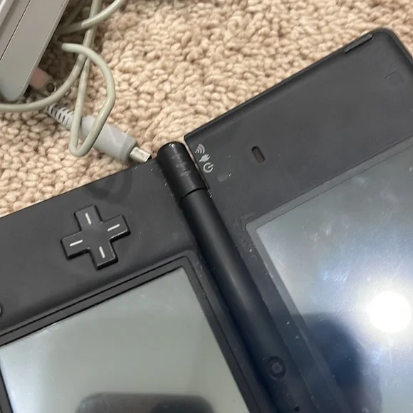 Used blue Nintendo DSI - Picture 4 of 6